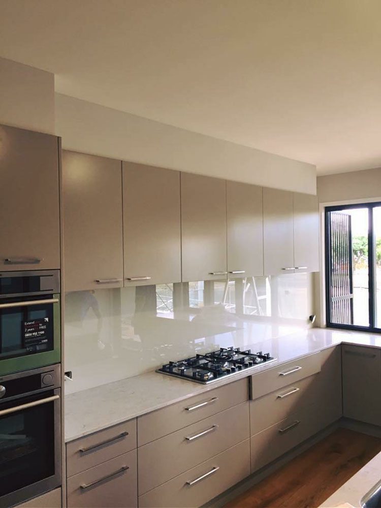 721. Glass Splashback on Optiwhite Glass - Tea Tree - Ultimate Shower ...